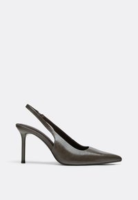 Chaussure à talon haut slingback gris foncé à bout pointu avec un talon aiguille fin sur un fond clair uni.
