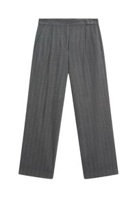 Pantaloni grigi a gamba larga con sottili righe verticali, design anteriore plissettato, tasche laterali e una cintura piatta con chiusura a fibbia.