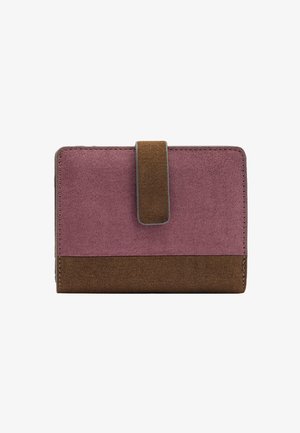 Kompaktowy portfel z różowego i brązowego zamszu, wyposażony w magnetyczne zapięcie na klapę i kontrastujące przeszycia, o gładkiej fakturze i prostokątnym kształcie.