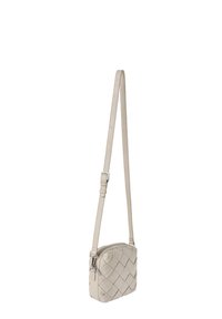 Beige crossbodytas van gevlochten leer. Het heeft een rechthoekige vorm, verstelbare band en een ritsvak met subtiele stiksels.