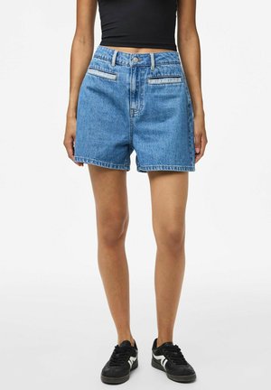 Shorts en denim bleu clair à taille haute, avec deux poches avant et des coutures contrastées. Fermeture à bouton et à glissière. Texture lisse.