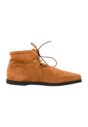 Bottine en daim marron avec lacets à l'avant, détails cousus et semelle plate noire, montrée de profil sur fond blanc.