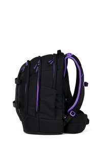 Schwarzer Rucksack mit lila Akzenten, der über mehrere Taschen, gepolsterte Schultergurte und einen stabilen Boden für Langlebigkeit verfügt.
