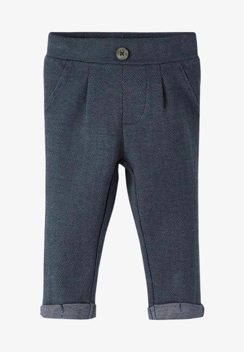 Pantalon pour tout-petit gris foncé à motif chevrons, avec fermeture à bouton, poches latérales, plis à la taille et revers retroussés.