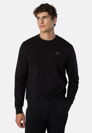 Felpa nera in tessuto liscio con girocollo, polsini a costine e una piccola toppa con logo sul petto. Presenta una vestibilità comoda.