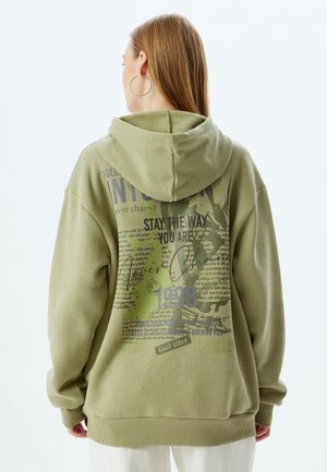 Olijfgroene oversized hoodie met een trekkoordcapuchon, voorzien van bedrukte tekst en graphics op de rug, geribbelde manchetten en zoom.