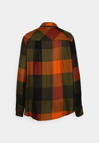 Chemise à manches longues boutonnée avec un grand motif à carreaux orange, vert olive, noir et rouge foncé, vue de dos.