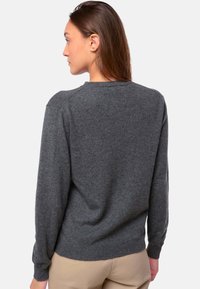 Grauer Wollpullover mit Rundhalsausschnitt, langen Ärmeln und gerippten Bündchen; weiche Textur mit einem leicht lockeren Schnitt und abgerundetem Saum.
