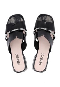 Zwarte hoge hakken sandalen met een glanzende afwerking, met een dubbele bandontwerp en een band met strass-accenten over de wreef. Vierkante teenvorm.