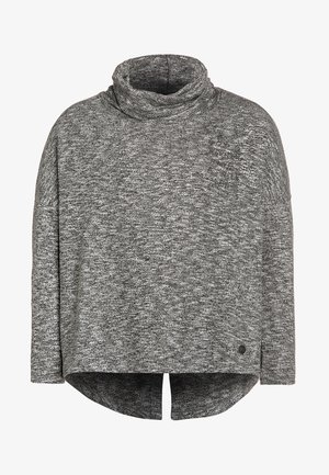 Gråmeleret strikket sweater med høj krave, lange ærmer og buet kant, der er længere bagpå.