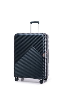 Harde, zwarte koffer met diagonale ribbelstructuur, metalen accenten, uitschuifbare handgreep en vier wielen voor gemakkelijke mobiliteit.