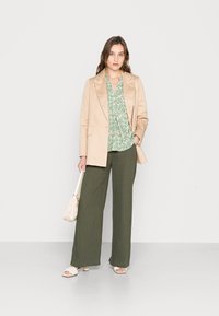 Part Two TONNIEPW  - Blusa - desert/sage