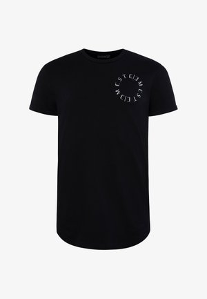 Zwarte katoenen T-shirt met korte mouwen, ronde halslijn en witte cirkelvormige tekstdetail op de linkerborst. Rechte zoom.