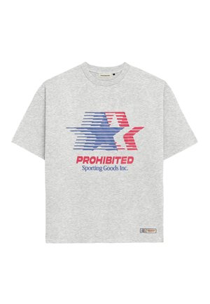 Uomo che indossa una maglietta grigia e un cappellino da baseball crema, entrambi con un logo a stella rossa e blu e la scritta "PROHIBITED Sporting Goods Inc.".