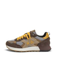 Baskets avec une tige en maille grise, des accents en daim marron, des lacets jaunes et un logo. Semelle rembourrée avec un tread en caoutchouc noir et un talon sculpté.