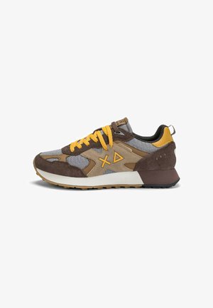 Sneakers met een grijze mesh bovenkant, bruine suède accenten, gele veters en een logo. Geïsoleerde zool met een donker rubberen profiel en een sculpturale hak.