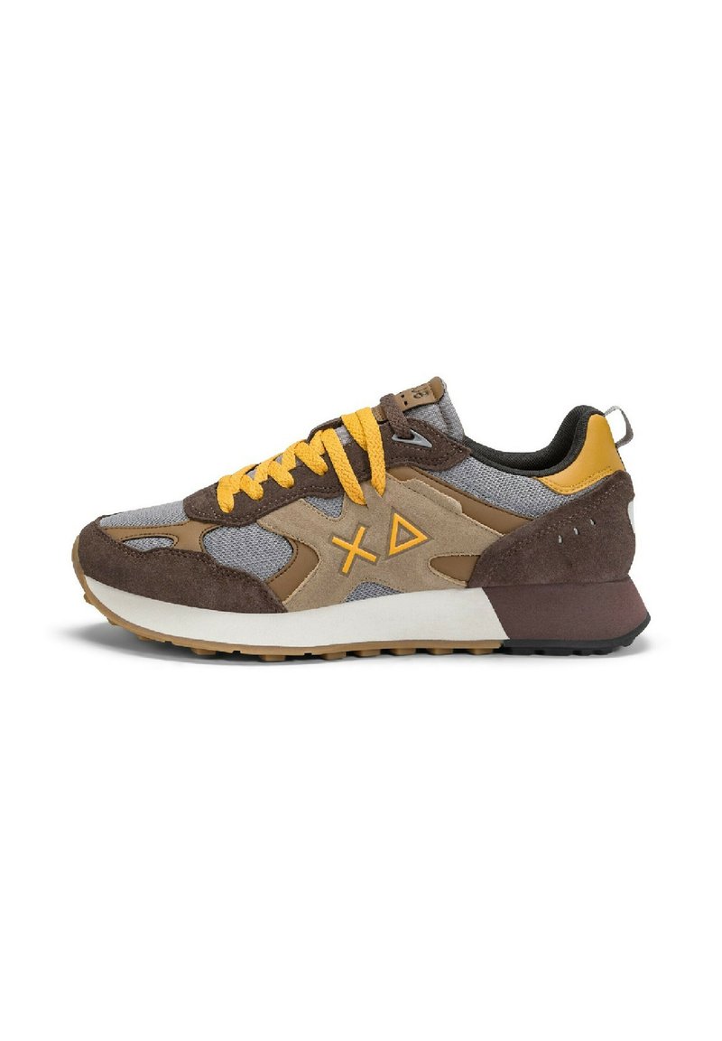 Baskets avec une tige en maille grise, des accents en daim marron, des lacets jaunes et un logo. Semelle rembourrée avec un tread en caoutchouc noir et un talon sculpté.