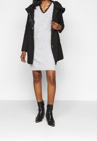 Vero Moda Petite Klassisk kappa / rock - black