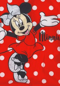 Roter Stoff mit einem Cartoon-Charakter, der eine graue gepunktete Schleife, schwarze Ohren und weiße Handschuhe hat, umgeben von weißen Punkten. Der Text "Minnie" ist enthalten.