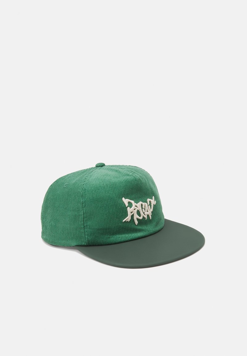 Gorra de corduroy verde con visera verde oscuro y texto blanco bordado en la parte frontal. Tela texturizada con una forma estructurada.