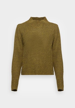 Jersey de lana de punto verde oliva con mangas largas y cuello redondo ligeramente elevado, presentado sobre un fondo blanco.