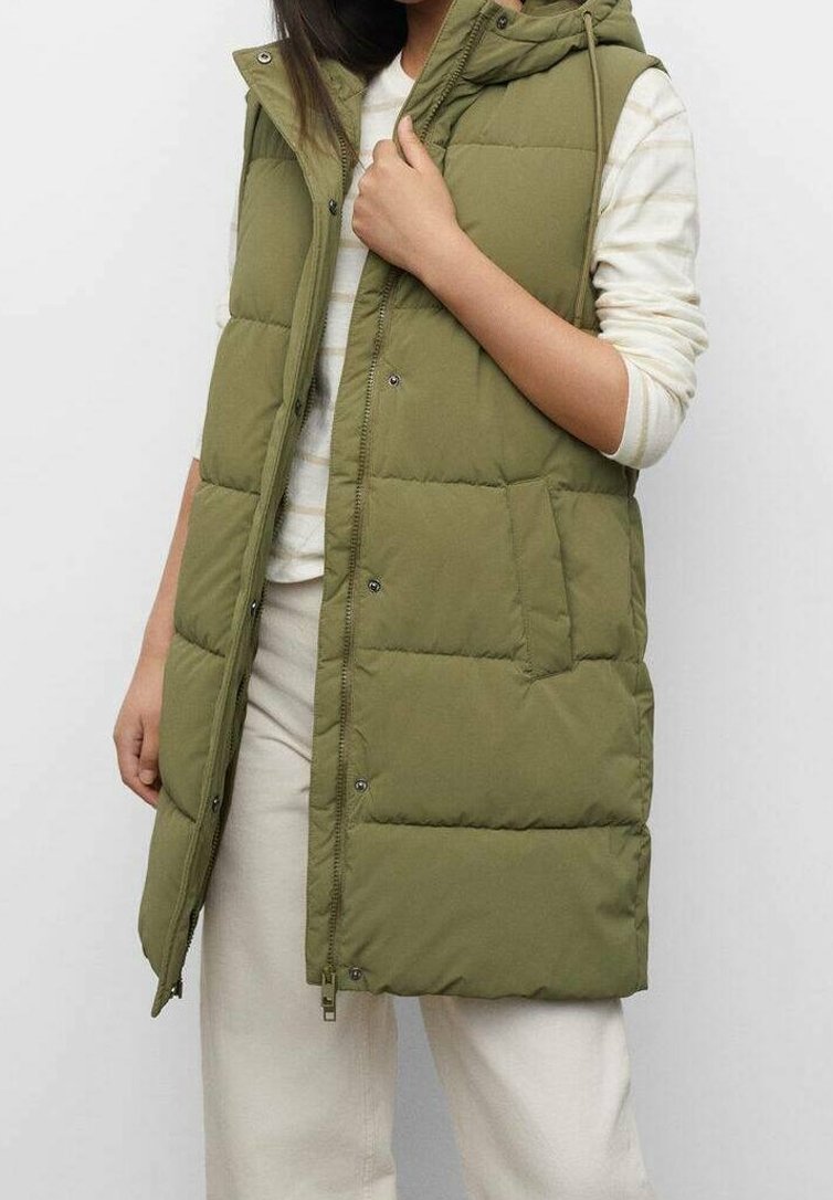 Oliwkowa puchowa kamizelka z kapturem, z zamkiem błyskawicznym z przodu, zatrzaskami i bocznymi kieszeniami, wykonana z miękkiego, teksturowanego materiału.
