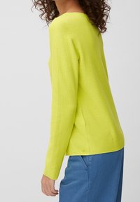 Sweter w kolorze limonkowym, dzianinowy, z długimi rękawami i okrągłym dekoltem, z teksturowanym wzorem i detalem guzikowym u dołu.
