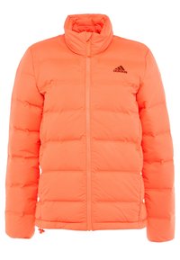 Veste matelassée orange vif avec fermeture éclair intégrale à l'avant, col montant, manches longues et logo Adidas sur la poitrine gauche.