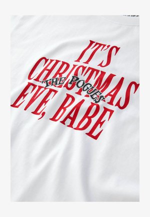 Weißes Baumwoll-T-Shirt mit rotem Text, der "ES IST WEIHNACHTSVORABEND, SCHATZ" und "THE POGUES" in Schwarz zeigt, mit lässiger Passform.