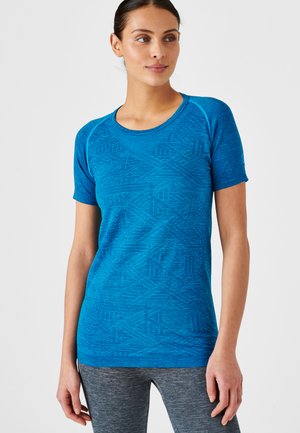Blauwe sport T-shirt met een geometrisch patroon, korte mouwen, ronde hals en een gladde textuur, gecombineerd met grijze leggings.