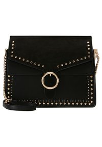 Borsa a tracolla in finta pelle nera con dettagli borchiati, una chiusura a pattina testurizzata e un elemento hardware circolare dorato. Include una tracolla a catena rimovibile.