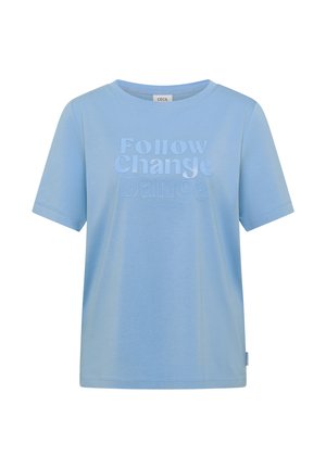 Jasnoniebieski t-shirt z krótkim rękawem z wytłaczanym napisem "Follow Change Dance" oraz mniejszym tekstem poniżej na przodzie, o okrągłym dekolcie.