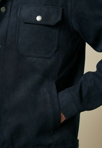 Next COLLARED TRUCKER - REGULAR FIT - Imitatieleren jas - navy
