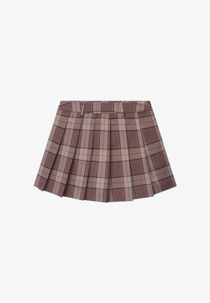 Jupe mini plissée avec un motif à carreaux marron et beige et des passants de ceinture à la taille sur fond blanc.