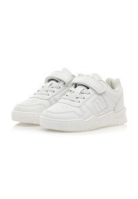 Zapatillas deportivas blancas con un diseño elegante, que cuentan con un cierre de cordones en la parte delantera, una correa de Velcro, cuero sintético texturizado y suela de goma.