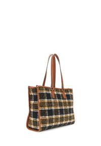 Taška přes rameno s černo-bílou a žlutou kostkovanou vzorem; vyrobena z tkaného materiálu s hnědými koženými popruhy a lemováním.