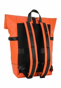 Mochila impermeable naranja con diseño de cierre enrollable, panel trasero de malla y correas de hombro acolchadas negras. Cuenta con correas ajustables y detalles de hardware.