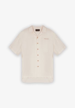 Kortarm, lichtbeige overhemd met knopen en een kraag, vijf knopen aan de voorkant en subtiele branding op de borst. Glad stofoppervlak.