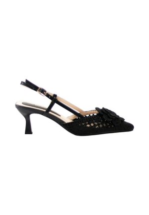 Zapato slingback negro con tacón kitten, puntera puntiaguda, detalles de ganchillo y una decoración con flor en la parte superior.