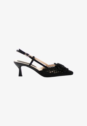 Zapato slingback negro con tacón kitten, puntera puntiaguda, detalles de ganchillo y una decoración con flor en la parte superior.