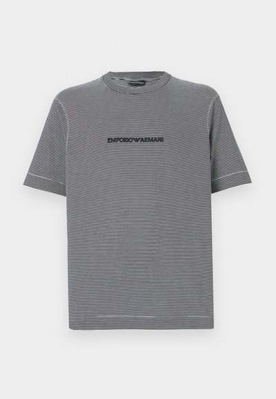 T-shirt de mangas curtas listrado em cinza e preto com decote redondo e o logótipo "EMPORIO ARMANI" no centro, apresentando uma textura suave.