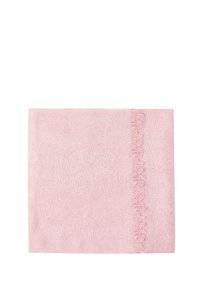 Écharpe rose en tissu léger, avec une finition texturée et des bords frangés. Forme carrée et aspect doux.