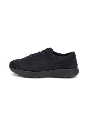 Sneaker nera in suede con punta arrotondata, design con lacci, colletto imbottito e suola in gomma spessa. Presenta dettagli minimalisti e una texture liscia.