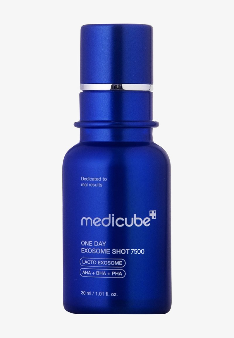 Blå frostad glasflaska med en metallkapsyl, märkt "Medicube One Day Exosome Shot 7500", innehåller 30 ml hudvårdsprodukt.