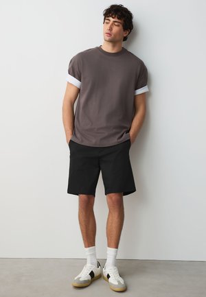 Next, REGULAR FIT - STRETCH CHINO SHORTS 2 PACK  . - Shorts - black dark