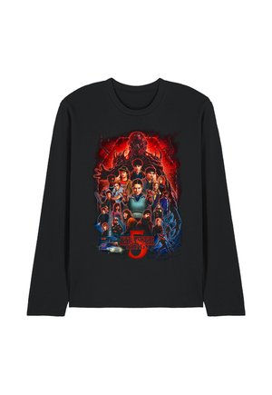 Schwarzes Langarmshirt mit "Stranger Things 5" Grafik, die die Hauptcharaktere, eine rote monströse Gestalt und unten ein Polizeiauto zeigt.
