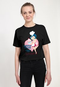 Czarny T-shirt z krótkim rękawem z kolorową grafiką przedstawiającą postać z kreskówki trzymającą babeczkę, z zabawnym napisem i serduszkami.