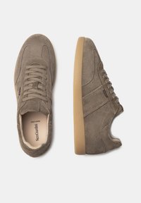Wildledersneaker in einem gedämpften Taupe-Ton, mit einer strukturierten Oberfläche, runder Schuhspitze, flachen Schnürsenkeln und einer Sohle aus Gummi.
