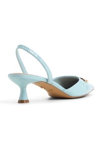 Scarpa slingback di un blu chiaro, in ecopelle con stampa coccodrillo, con punta affilata e tacco conico piccolo. Presenta un accento dorato sulla parte anteriore.