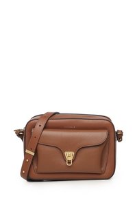 Borsa a tracolla in pelle marrone con design strutturato, dettaglio hardware dorato e tasca frontale con patta. Misura circa 25x18 cm.